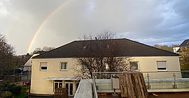 Kindergarten mit Regenbogen