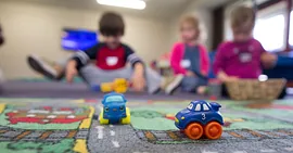 Kinder auf Spielteppich